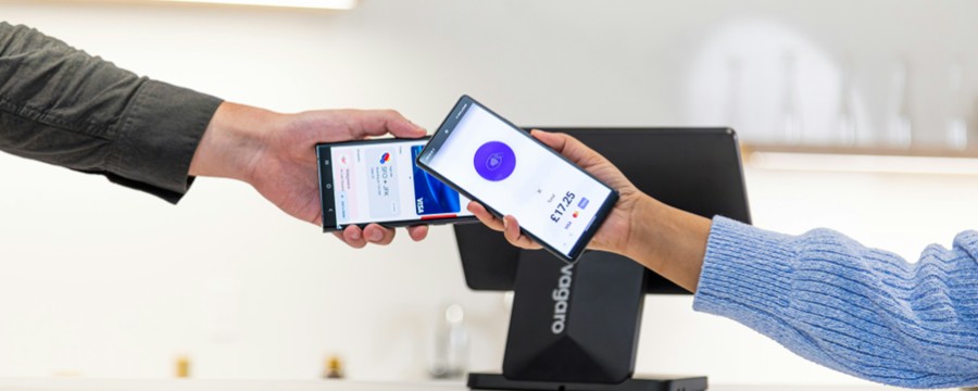 Symbolbild: Autohaus mit digitaler KI-Schnittstelle