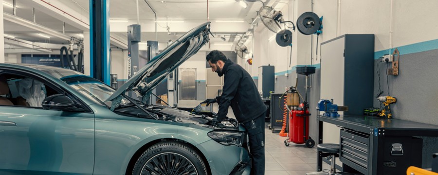 Symbolbild: Autohaus mit digitaler KI-Schnittstelle